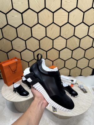Hermes bouncing black white