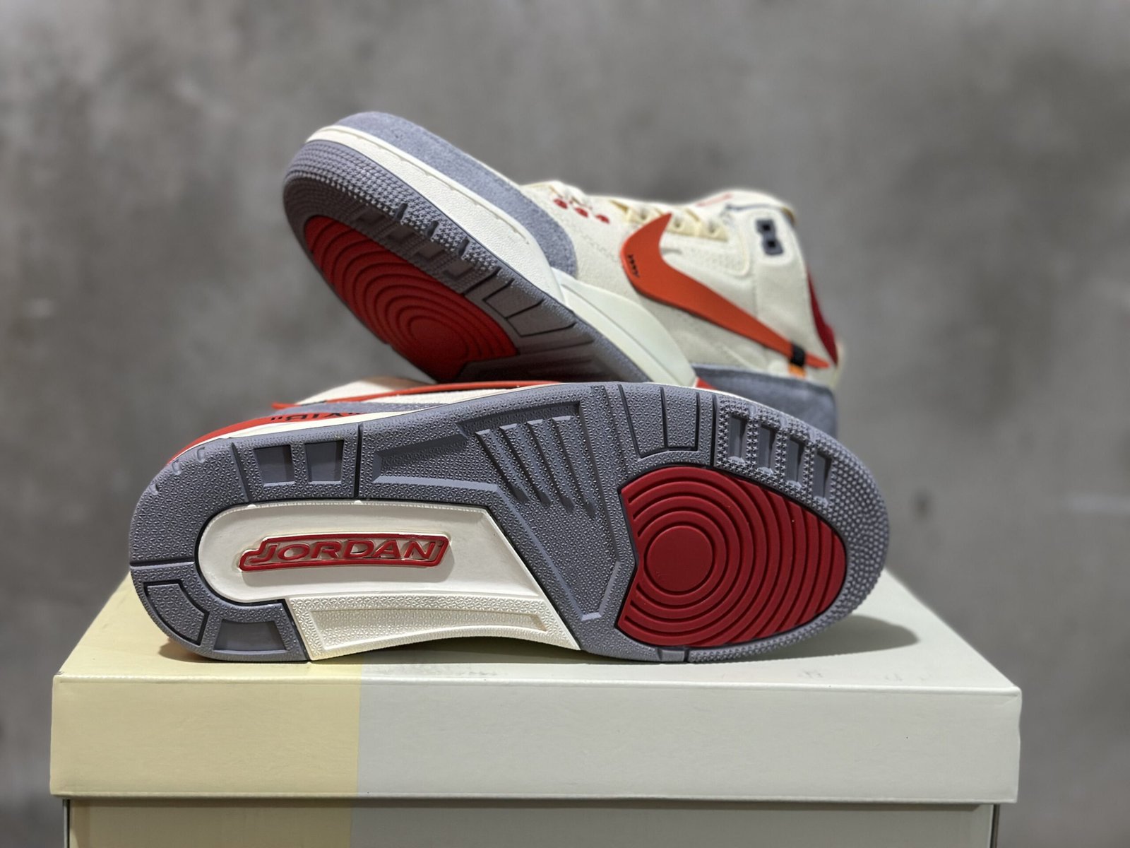 Air Jordan 3 x Off White - Image 2