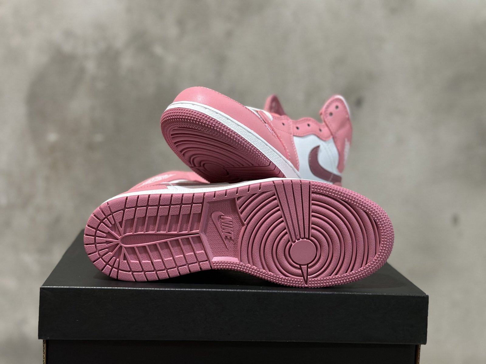 Air Jordan 1 Mid Rosa - Image 2