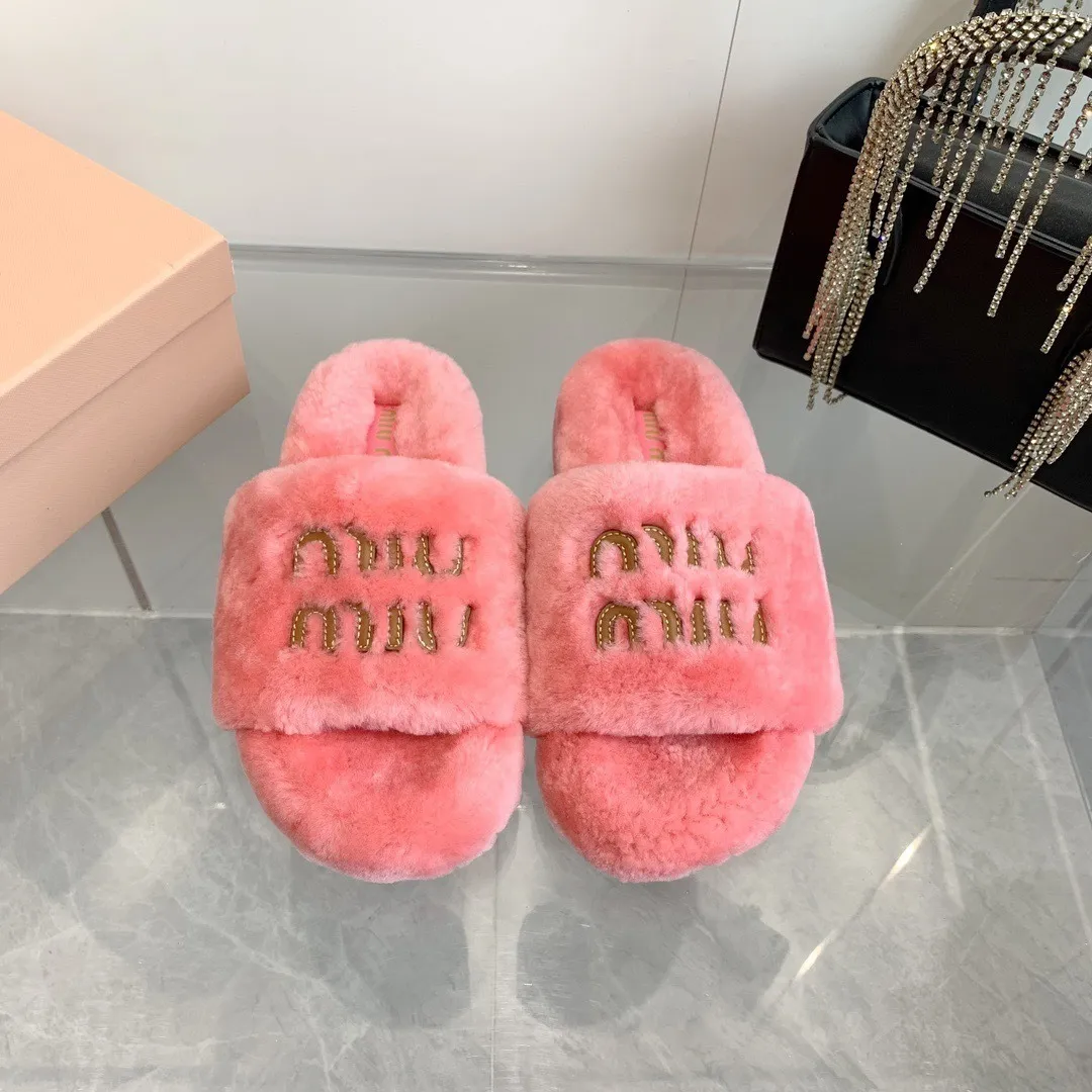 Miu Miu Shearling Logo Slides Roze - Image 2
