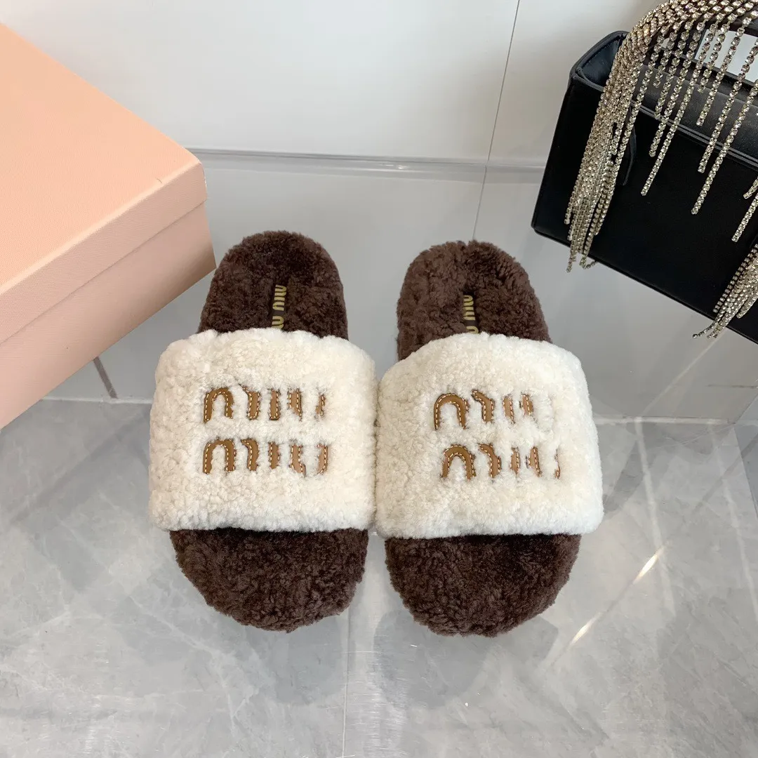 Miu Miu Shearling Logo Slides Crème/Donkerbruin - Image 2