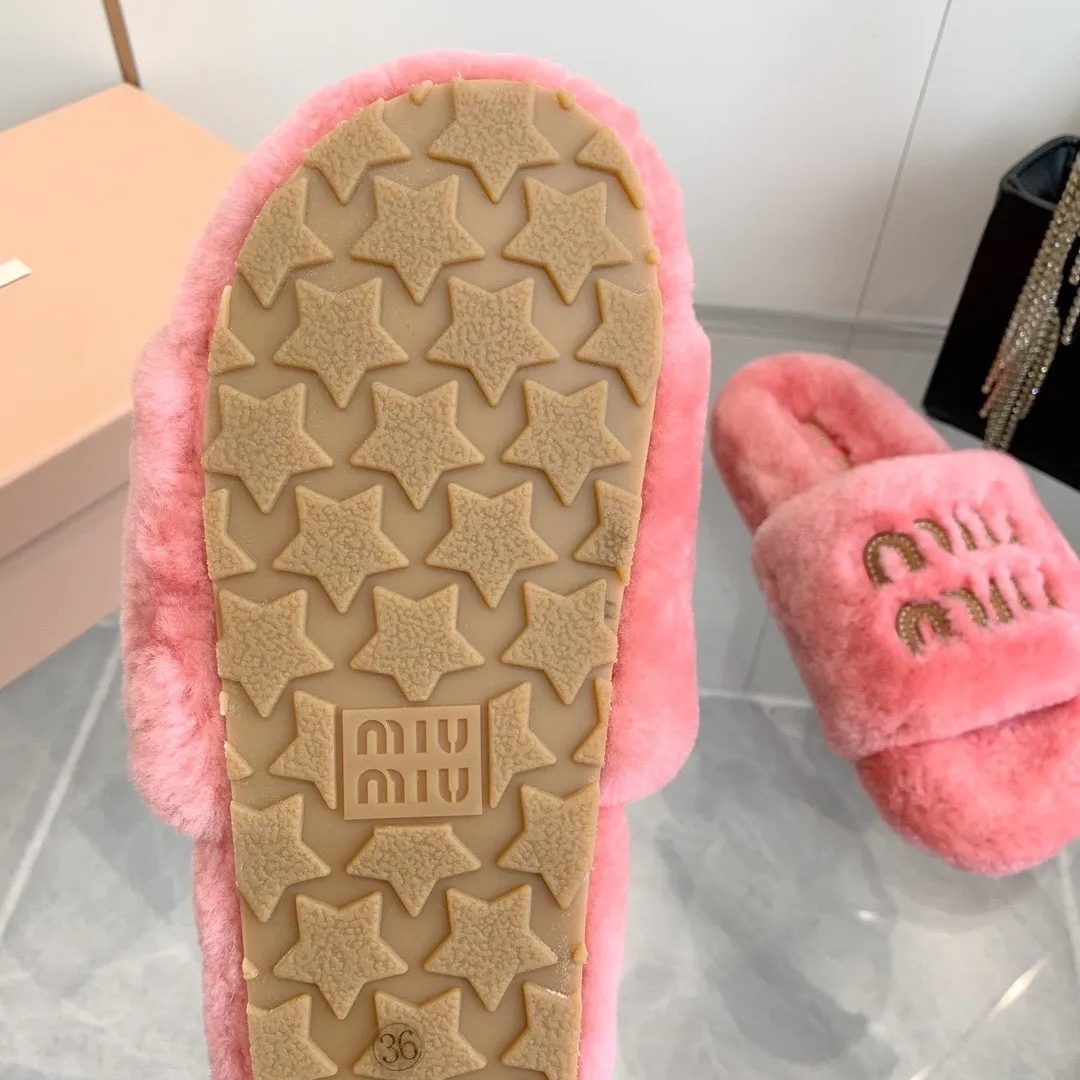 Miu Miu Shearling Logo Slides Roze - Image 3