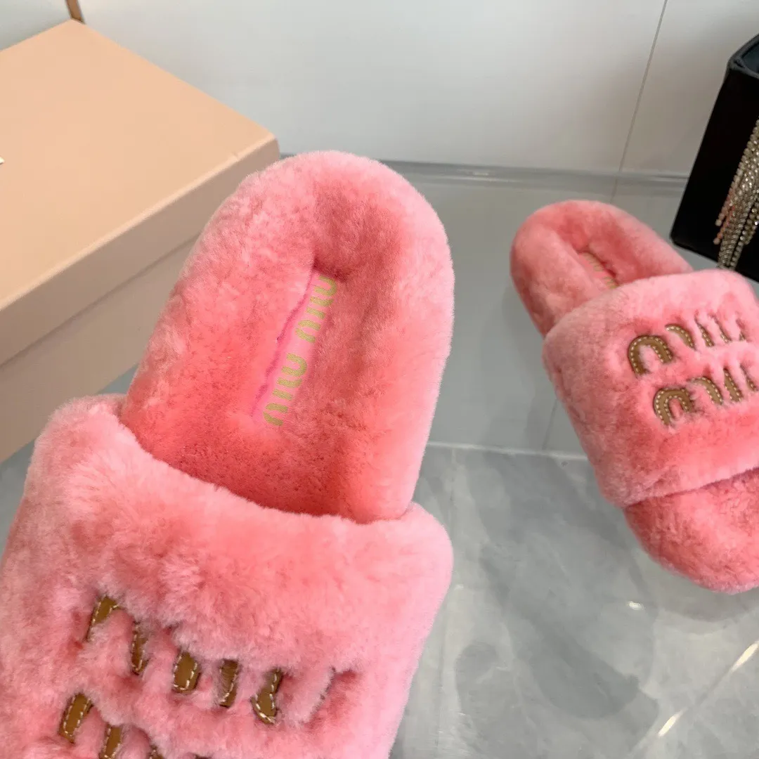 Miu Miu Shearling Logo Slides Roze - Image 7