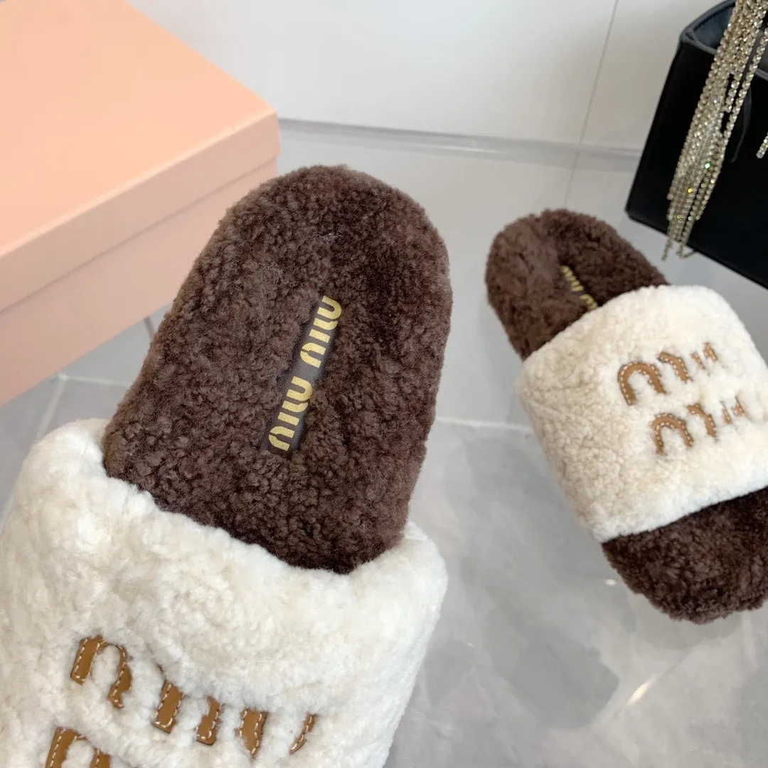 Miu Miu Shearling Logo Slides Crème/Donkerbruin - Image 9