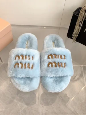 Miu Miu Shearling Logo Slides Lichtblauw